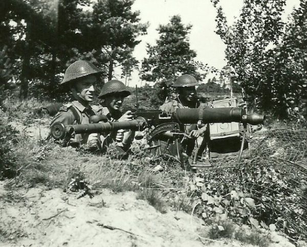 1952vickarsmachinegunfiring1cib