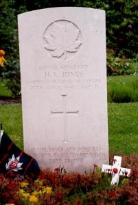 Gravestone of Sergeant Howard Arnold Jones, aged 21