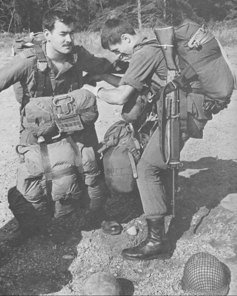 scott-patterson-l-and-doug-butt-on-airborne-indoctrination-course-83-02